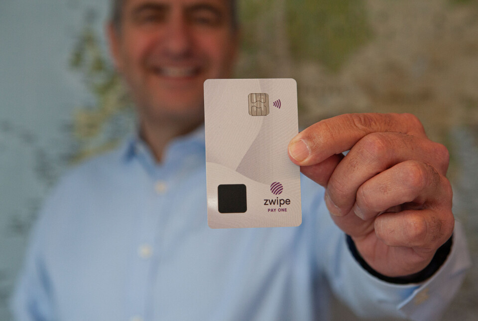 Tidligere Zwipe-sjef André Løvestam med det biometriske betalingskortet Zwipe Pay One.
