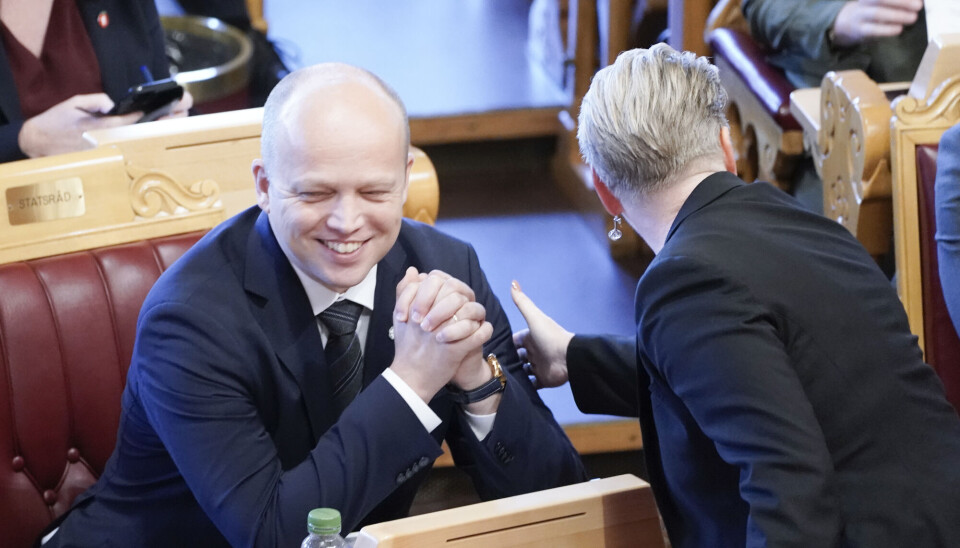 KLAPP PÅ SKULDEREN: Finansminister Trygve Slagsvold Vedum legger fram statsbudsjettet for 2023 i Stortinget. Bistandsminister Anne Beate Tvinnereim t.h.Foto: Terje Pedersen / NTB