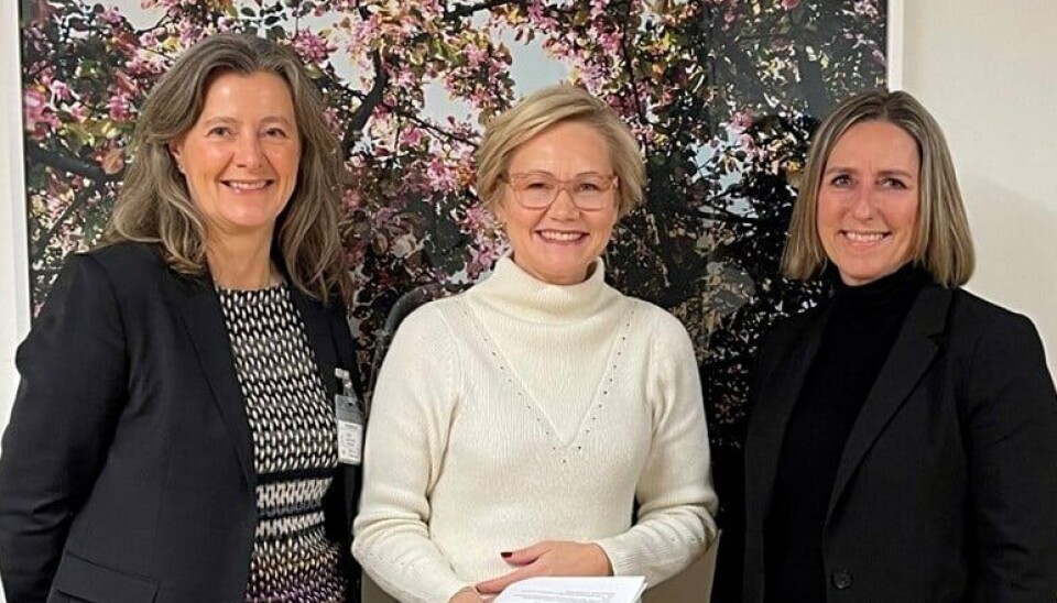 Kari Olrud Moen, administrerende direktør i Finans Norge sammen med helse- og omsorgsminister Ingvild Kjerkol og styreleder i Skadeforebyggende forum, Therese Hofstad-Nielsen.