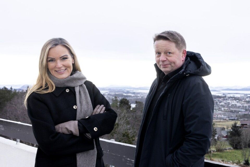 Adm. direktør Trine Stangeland i Sandnes Sparebank og adm. banksjef Bjørn Tjensvold i Hjelmeland Sparebank forener krefter.