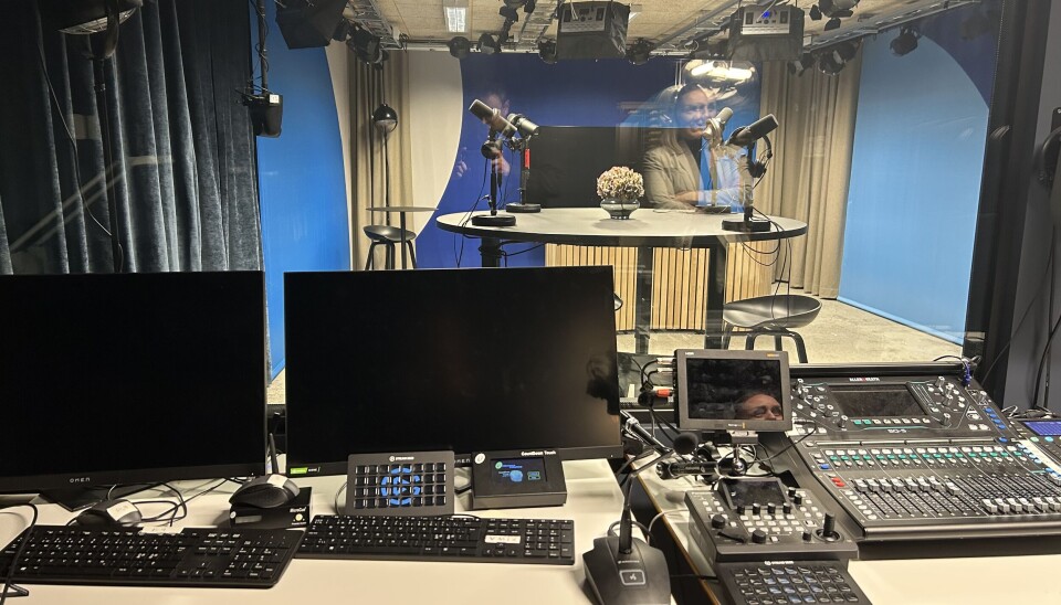 Bak vinduet styres alt i TV-studioet.