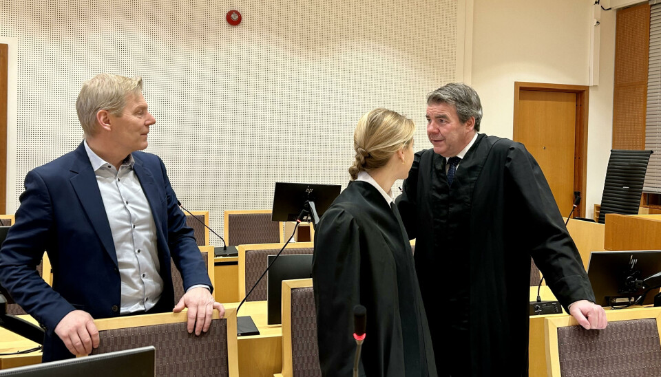 Administrerende direktør i Instabank, Robert Berg (til venstre) diskuterer med advokatene til Instabank i retten, advokat Elise Sivertsen og Henning Harborg fra advokatfirmaet Thommessen.