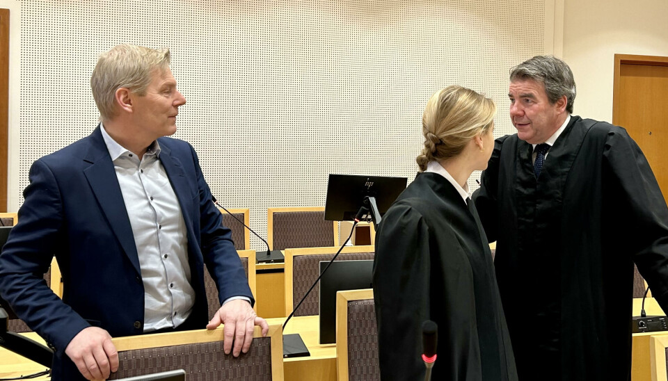 Administrerende direktør i Instabank, Robert Berg (til venstre) diskuterer med advokatene til Instabank i retten, advokat Elise Sivertsen og Henning Harborg fra advokatfirmaet Thommessen.