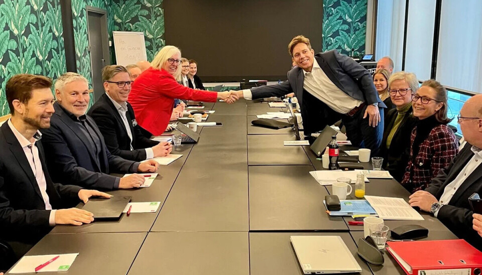 Finansforbundets forbundsleder Vigdis Mathisen og Finans Norges forhandlingsdirektør Thomas Keiserud markerer oppstarten av hovedavtaleforhandlingene.