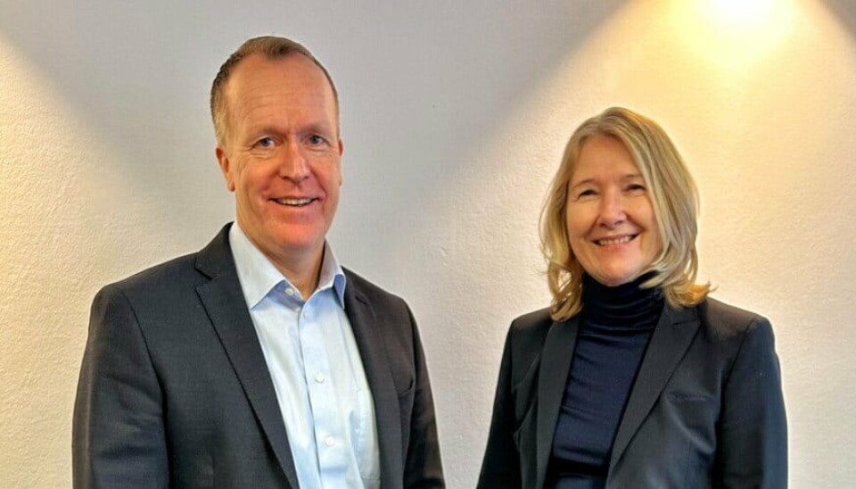 Administrerende banksjef Hans Kristian Glesne og Åse Kjersti Øverdal i Skue Sparebank og Hjartdal og Gransherad Sparebank.