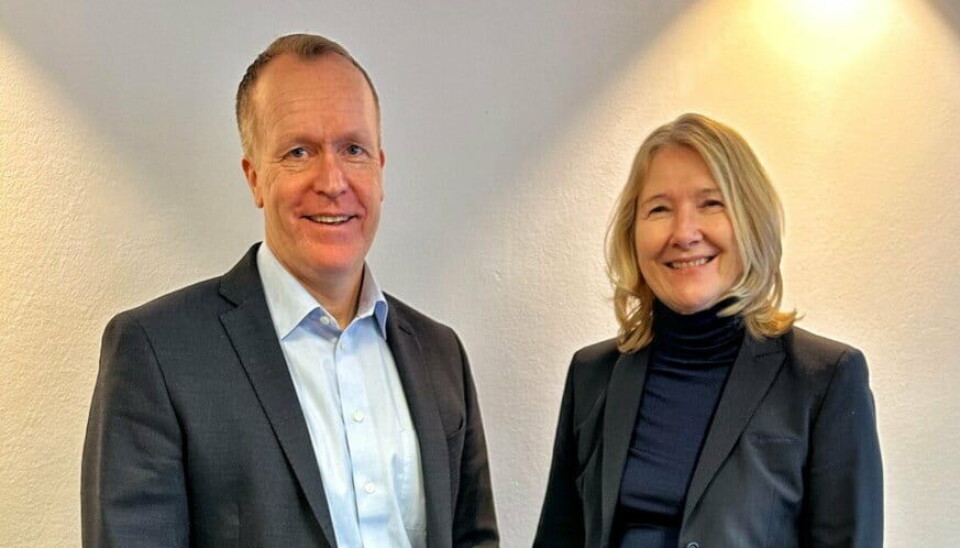 Administrerende banksjef Hans Kristian Glesne og Åse Kjersti Øverdal i Skue Sparebank og Hjartdal og Gransherad Sparebank.