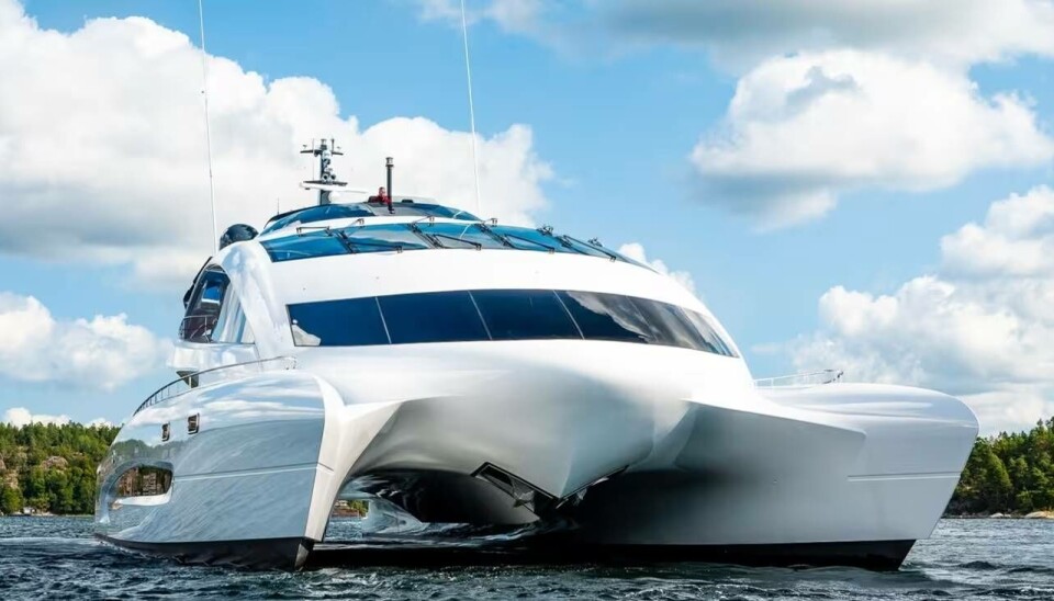 Da Royal Falcon One sto klar for noe år siden ble det beskrevet som et romskip på vann. Katamaren er bygget i Sverige på oppdrag fra Singapore-baserte Royal Falcon Fleet, der M. A, Zaman er hovedeier.