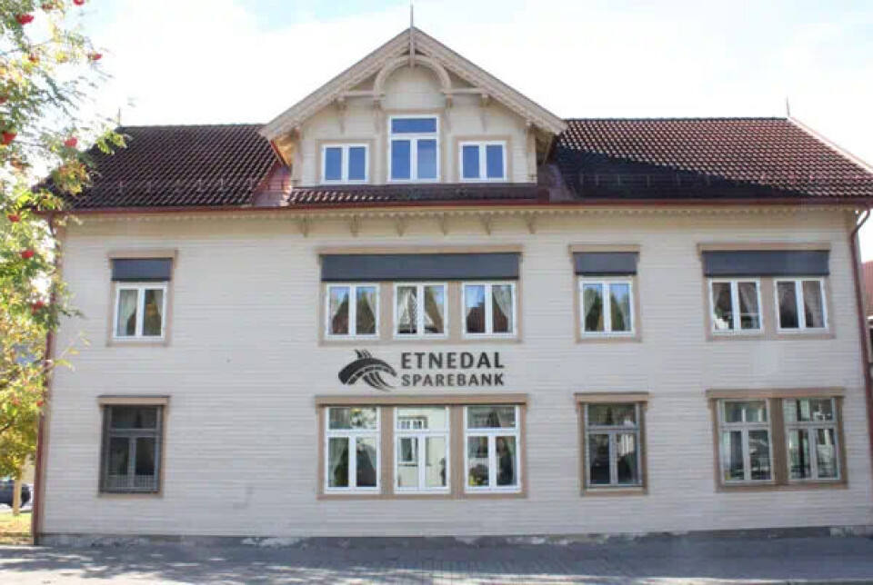 Etnedal Sparebank har i dag avdelingskontor på Dokka (avbildet) og hovedkontor på Bruflat. Banksjef Stian A. Skåren innfelt.