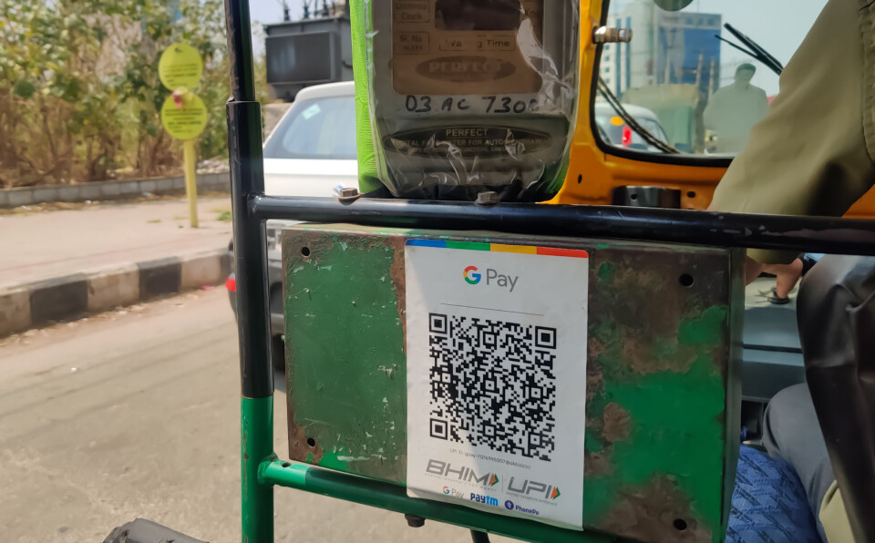 Det indiske straksbetalingssystemet UPI har gjort digitale betalinger mulige på steder der godt brukte rupees tidligere måtte til. Her fra en mopedtaxi i millionbyen Bengaluru.