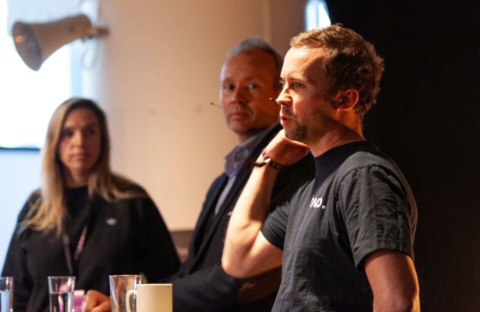 Andreas Mjelde, daglig leder i Two forteller historien bak selskapets serie A-runde på Norway Fintech Festival. I bakgrunnen Nadia Asoyan, Strike og Olav Balandin, Diggecard