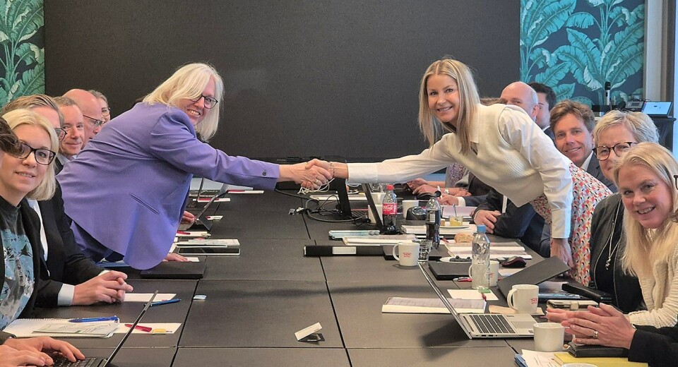 Forbundsleder Vigdis Mathisen (t.v) og Therese Høyer Grimstad, direktør arbeidsliv i Finans Norge, er klare for lønnsforhandlingene i hovedoppgjøret 2024.