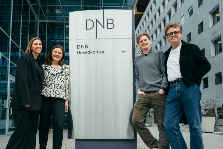 Maria Archontoulis og Martine Klock fra DNB med Naer-gründere Andreas Ore Larssen og Sondre Kvam.