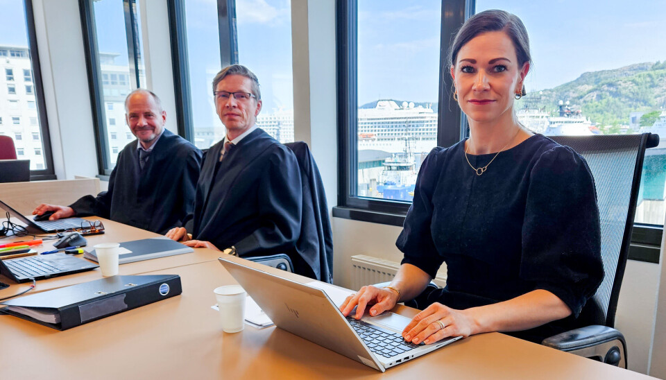 Tidligere ansvarlig for antihvitvasking og sanksjoner i Sandnes Sparebank, Vilde Ledaal, tok over som partsrepresentant etter at hun vitnet. Her sitter hun sammen med advokat Stig Rune Johnsen (t.v.) og advokat Gunnar Holm Ringen.