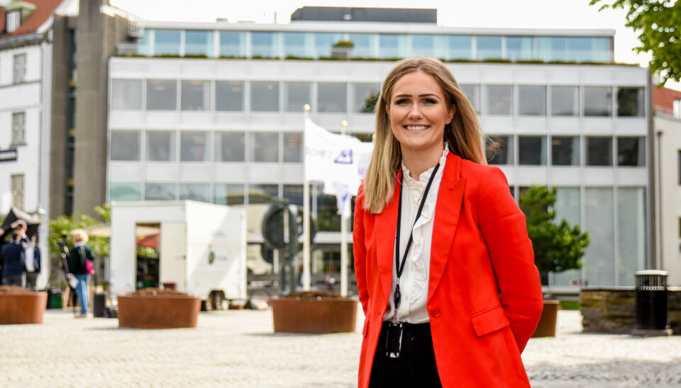 Plassjef for Sparebanken Vest i Rogaland, Liv Helene Roverud, står foran det gamle bygget til Norges Bank.