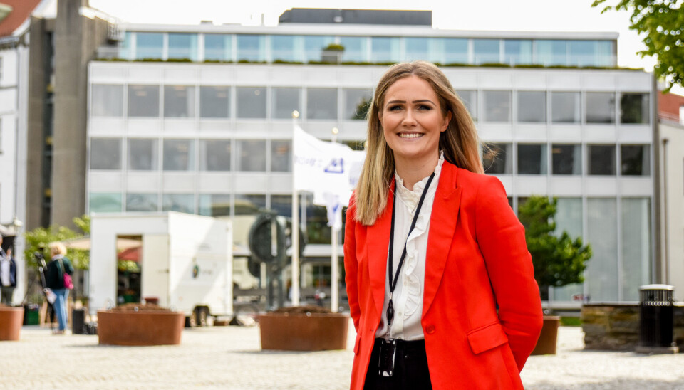 Plassjef for Sparebanken Vest i Rogaland, Liv Helene Roverud, står foran det gamle bygget til Norges Bank.