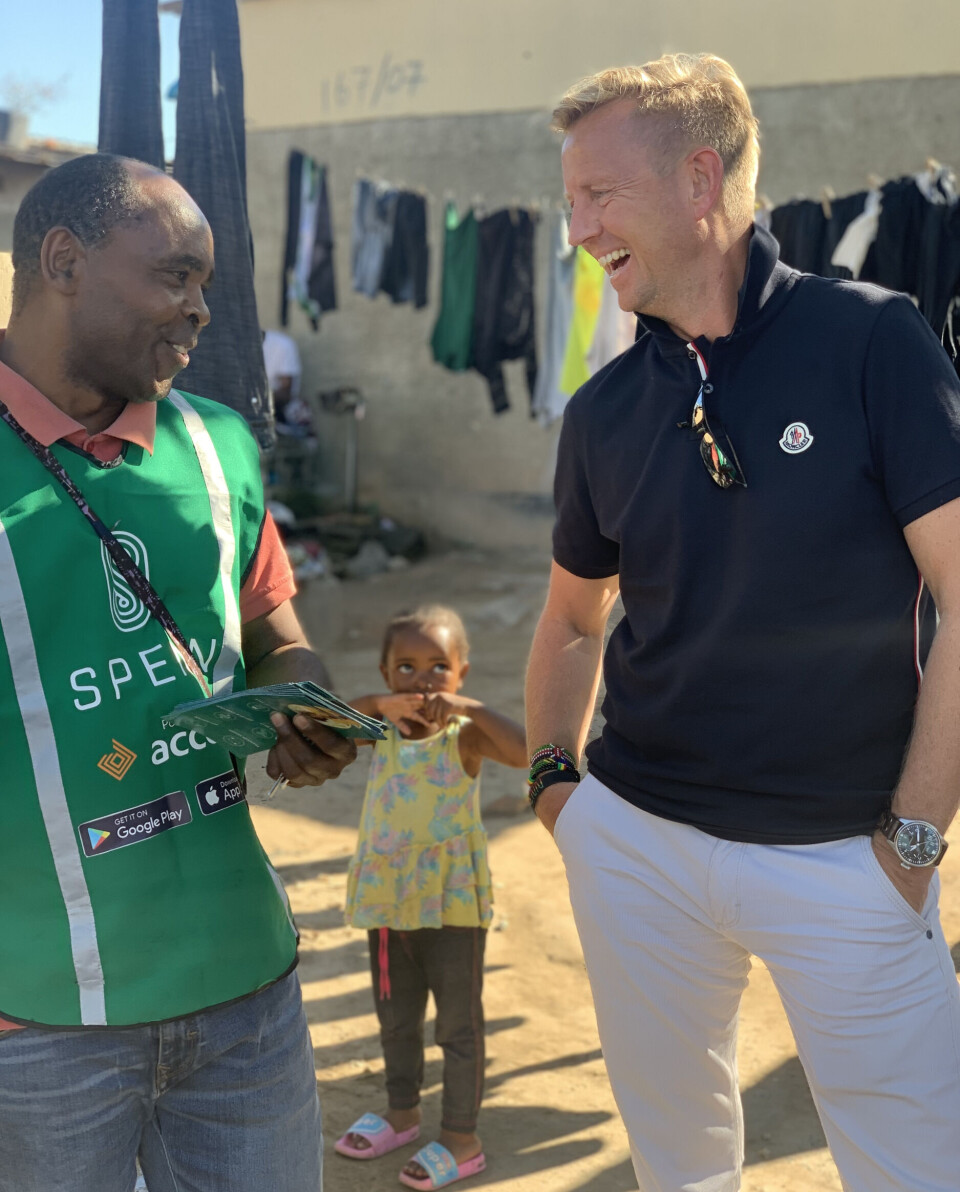Jens Glasø i samtale med en av Spenn-medarbeiderne i Rwanda.