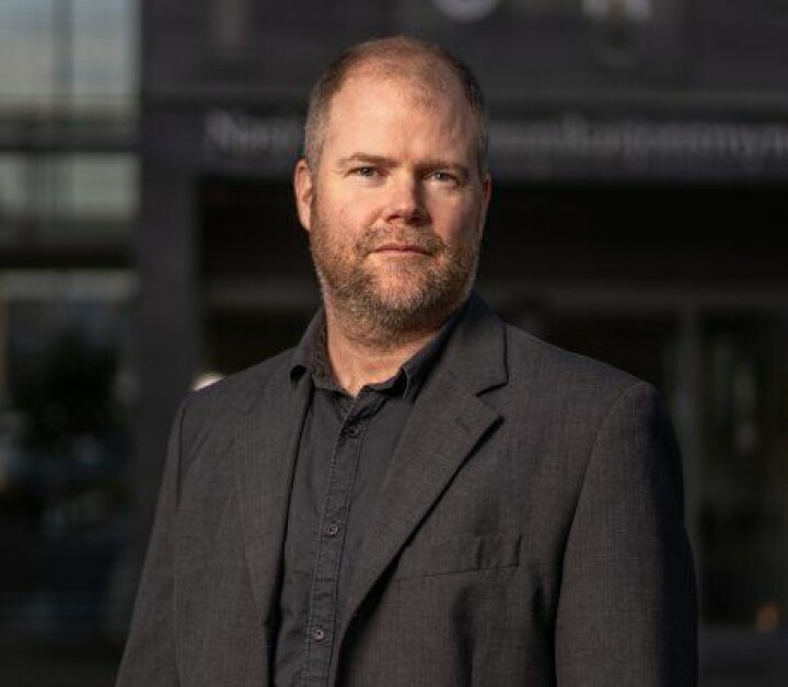 Johannes Vallesverd jobber med svindelbekjempelse i NKOM og leder den nasjonale ekspertgruppen mot ekom-svindel.