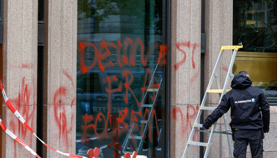 Fasaden til Norges Bank ble i sommer utsatt for skadeverk ved at noen tagget og knuste vinduer ved inngangsområdet på bygget.