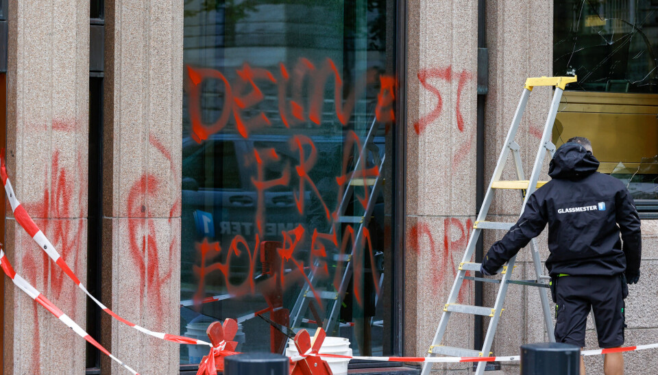 Fasaden til Norges Bank ble tidlig mandag morgen utsatt for skadeverk ved at noen tagget og knuste vinduer ved inngangsområdet på bygget.