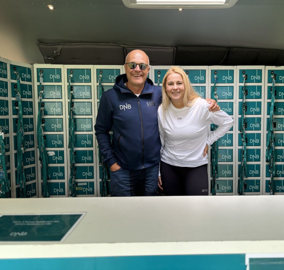 Konseptutvikler i DNB Ole Ørbech og markedsrådgiver Emilia von Rozycki mener det er mange fordeler med bankens festival-spons. Her ved mobillade-skapene i DNB-vogna.