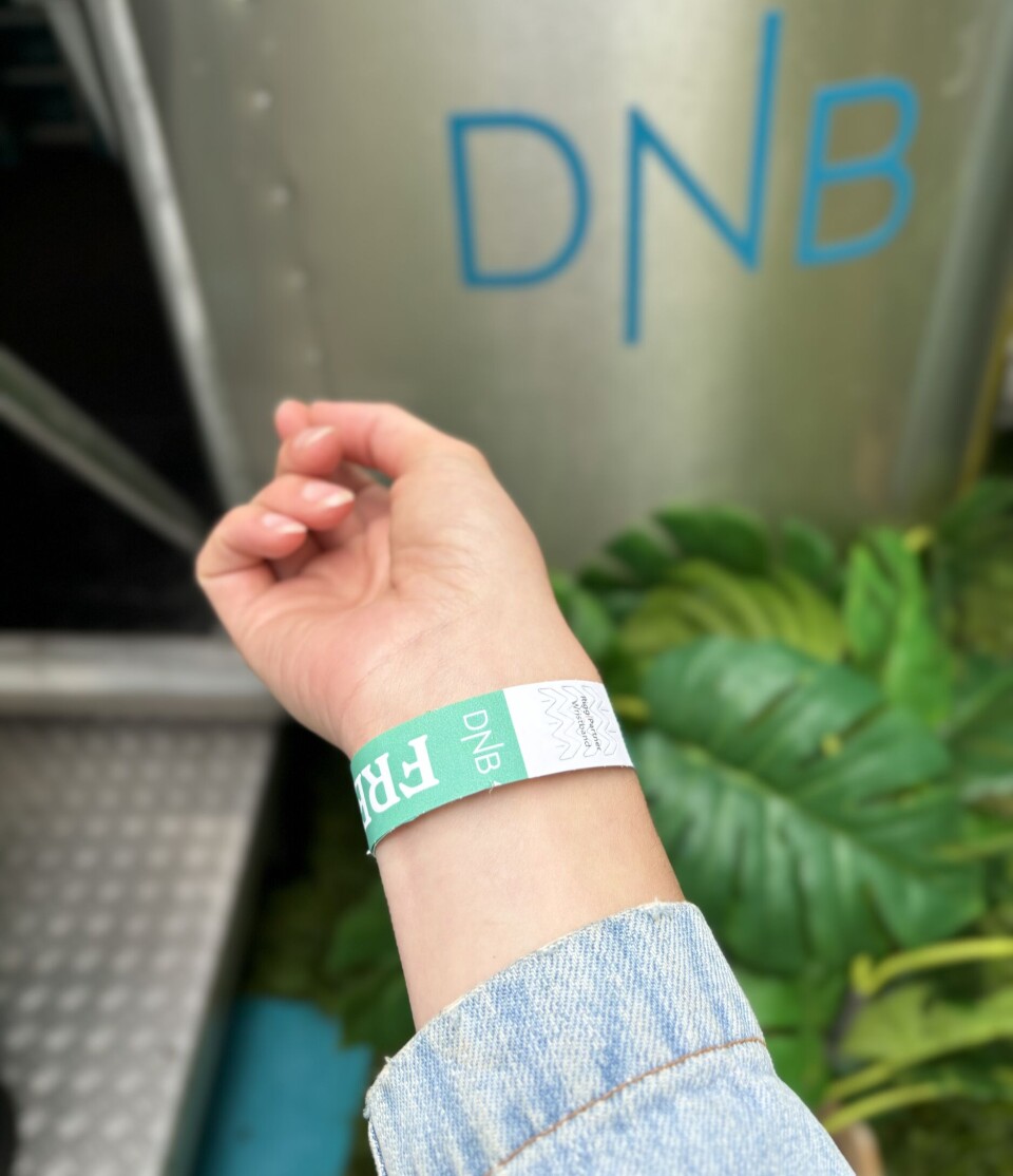 DNB-logoen er godt synlig på armbåndene til Øyafestivalen.