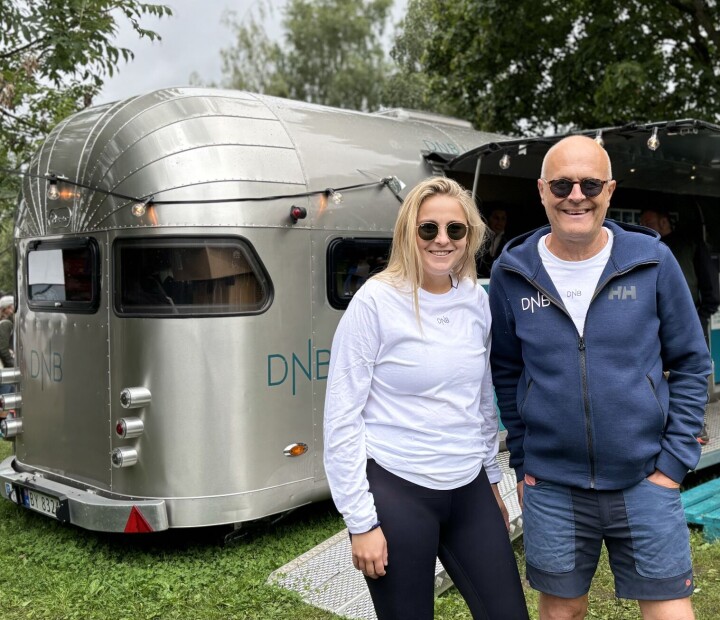 Konseptutvikler i DNB Ole Ørbech og Emilia von Rozycki, markedsrådgiver i DNB, mener festivaler har mange positive aspekter for DNB. Ørbech var selv med å designe 'DNB-vogna', som har blitt bankens synlige flaggskip på landets største festivaler.