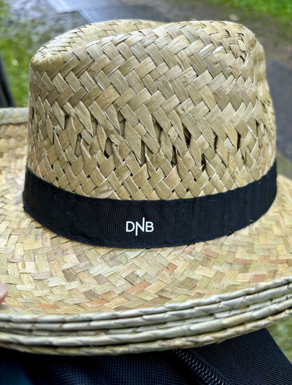 DNBs solhatter, som selges til inntekt for Mental Helse Ungdom.