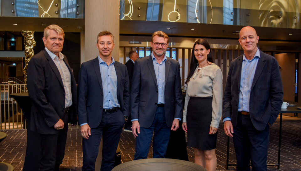 Fra vestre: Banksjef i LBA-banken Drangedal Sparebank, Kjell Nærum, administrerende banksjef i Aasen Sparebank og styreleder i LBA, Bjørn Asle Hynne, påtroppende leder for Lokalbank samarbeidet, Bent R. Eidem, administrerende banksjef i Flekkefjord Sparebank og leder i interimstyret i Frendegruppen, Heidi Nag Flikka, og administrerende banksjef i Spareskillingsbanken og styreleder i DSS, Kenneth Engedal.