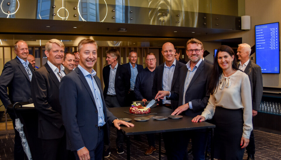 Alle de 16 bankene åpent den nye samarbeidet med en kake.