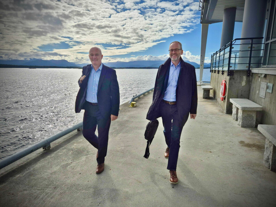 Jonny Engdahl, administrerende banksjef i Sunndal Sparebank t.v og Odd Kjetil Sørgaard administrerende banksjef i Romsdal Sparebank.