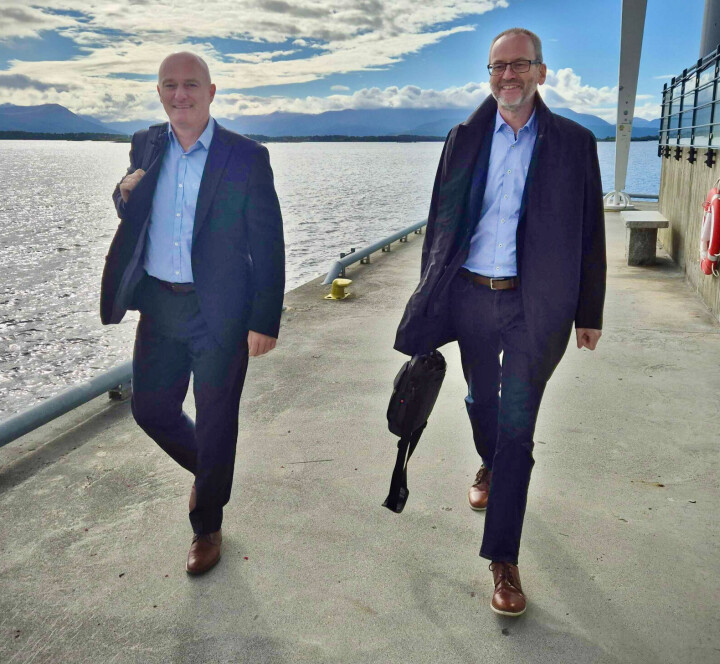 Fusjonerer. Jonny Engdahl, administrerende banksjef i Sunndal Sparebank t.v og Odd Kjetil Sørgaard administrerende banksjef i Romsdal Sparebank.