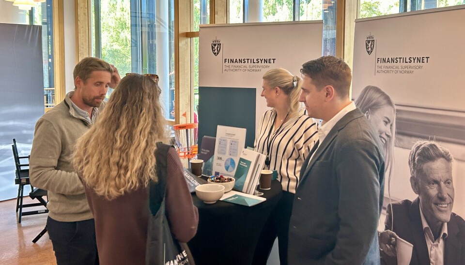 Finanstilsynets stand på karriereuka ved UiO, her med en interessert student.