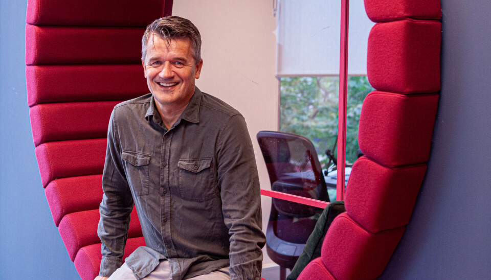 Rune Garborg, daglig leder i Vipps Mobilepay, setter punktum for en veldig lang søknadsprosess.