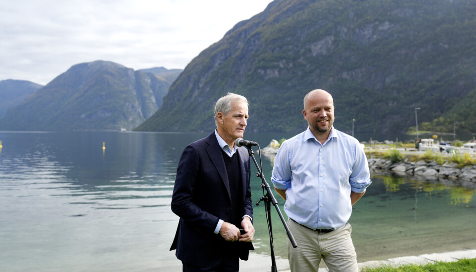 Statsminister Jonas Gahr Støre (Ap) og finansminister Trygve Slagsvold Vedum (Sp) slapp nyheten at regjeringen kutter studielånet for innbyggere i distriktskommuner før de skulle på åpningsseremonien for Hellesylt Hydrogen Hub.