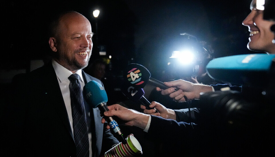 Finansminister Trygve Slagsvold Vedum (Sp) møter pressen utenfor sin leilighet i Oslo, før fremleggelsen av statsbudsjettet for 2025.