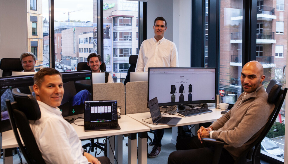 Norgessjef i Qliro, Jens Koldenhof Rygg (stående), har i løpet av to på måneder skaffet fire kolleger. F.v. Alexander Fintling, Oliver Bajusz, Sebastian Lotherington Lønne og Daniel Janger.