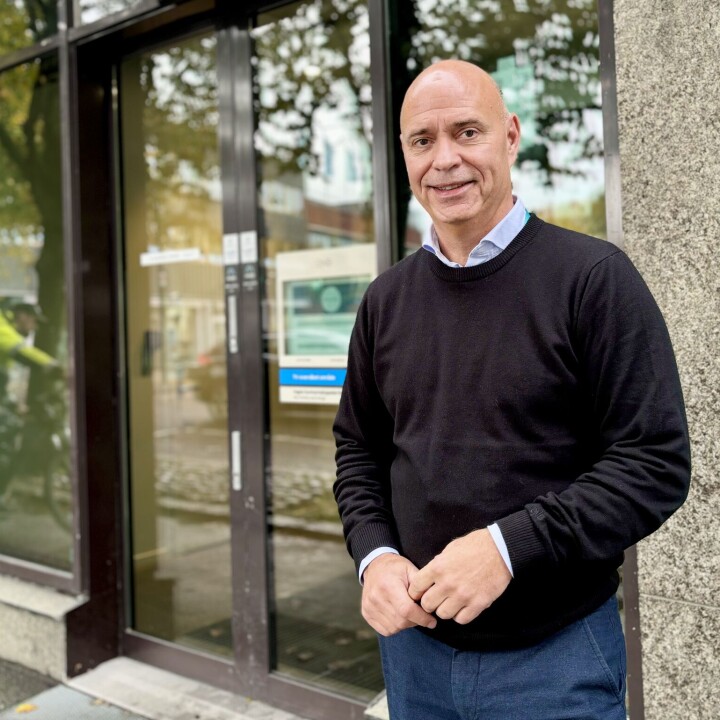 Terje Solvik, banksjef i DNB Tønsberg, utenfor DNBs kontor i Tønsberg sentrum.