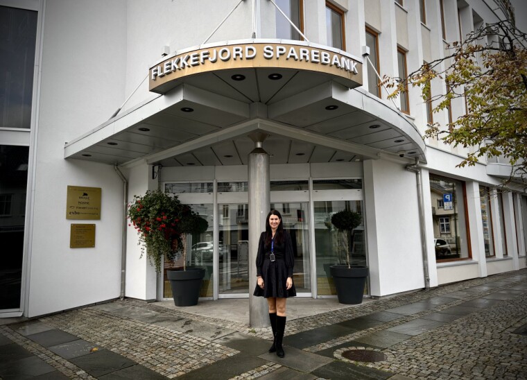 Heidi Nag Flikka, administrerende direktør i Flekkefjord Sparebank, utenfor hovedkontoret i Flekkefjord.