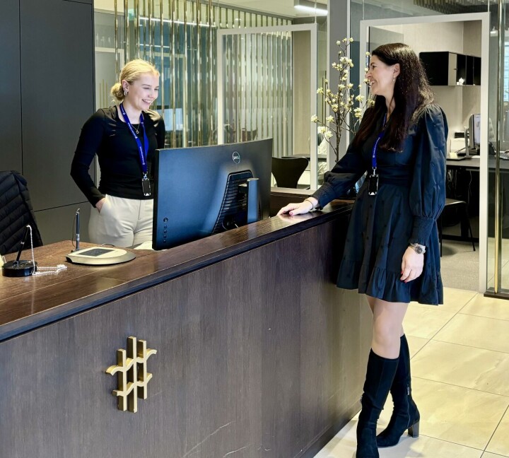 Flikka samtaler med en av sine nyansatte i banken, Lenea Norås, som kom inn via sommer intern-programmet til banken.