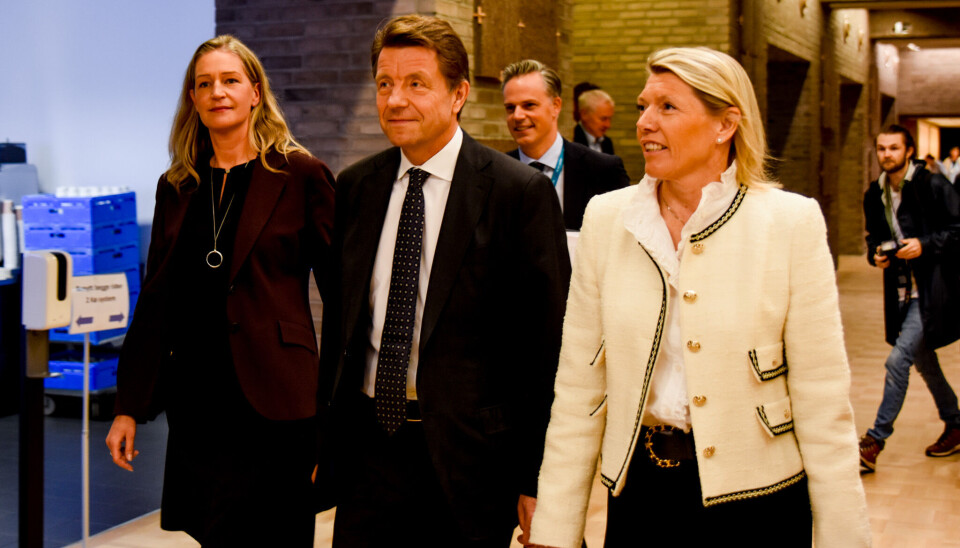 Finansdirektør i DNB, Ida Lerner, Christian Begby, leder for Carnegie Norge og konsernsjef i DNB, Kjerstin Braathen, på vei inn til pressekonferanse mandag formiddag.