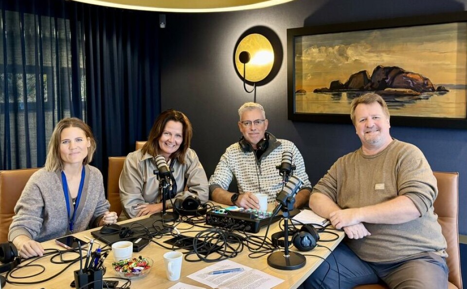 Flekkefjord Sparebank har sin egen podcast, Bankpodden, som denne ettermiddagen ble gjestet av 'flanellordføreren' Torbjørn Klungland (Frp). Han har selv vært kunde av sparebanken siden ungdommen. Fra venstre: Hanne Grønsund, Angelika Handeland, Svend Olsen og ordfører Torbjørn Klungland.