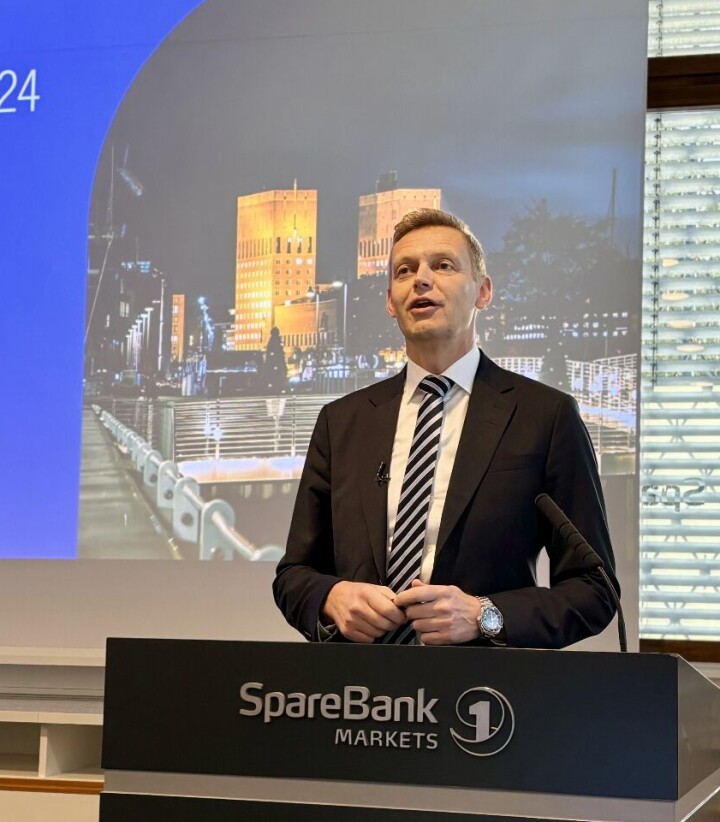 Inge Reinertsen, administrerende direktør i Sparebank 1 Sør-Norge, foran presentasjonen – og Oslo rådhus – for tredje kvartal.