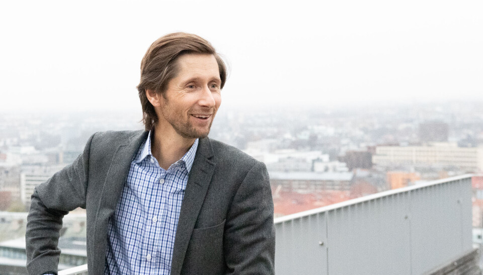 Uklar sikt? Rasmus Figenschou fra utkikksposten på toppen av DNBs lokaler i Barcode.