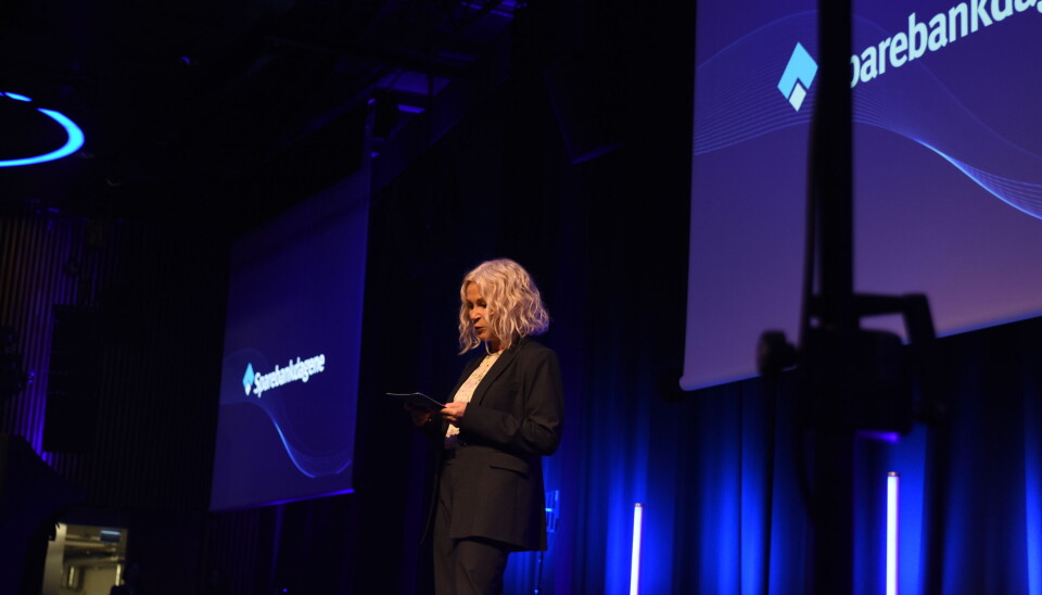 Hanne Karoline Kræmer, administrerende direktør i Sparebank 1 Nord-Norge, snakker til en fullsatt sal under Sparebankdagene 2024.