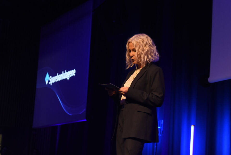 Hanne Karoline Kræmer, administrerende direktør i Sparebank 1 Nord-Norge, snakker til en fullsatt sal under Sparebankdagene 2024.