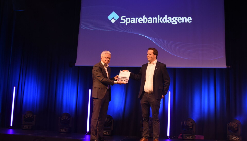 Statssekretær Geir Indrefjord steppet inn for finansminister Vedum og tok imot Sparebankutvalgets rapport fra utvalgsleder Tore Bråthen tirsdag.