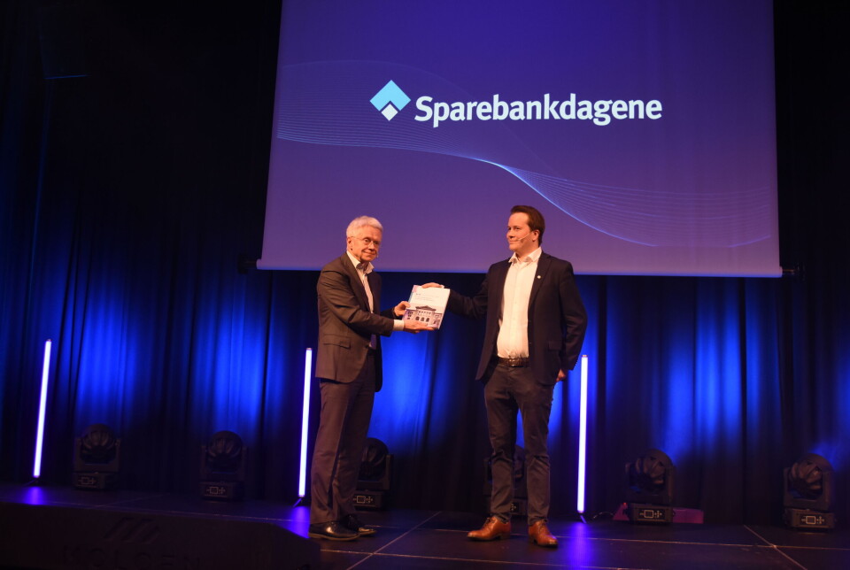 Statssekretær Geir Indrefjord steppet inn for finansminister Vedum og tok imot Sparebankutvalgets rapport tirsdag.