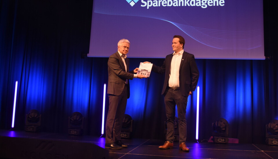 Statssekretær Geir Indrefjord (t.h.) tok imot Sparebankutvalgets rapport fra leder Tore Bråthen på Sparebankdagene i Tromsø.