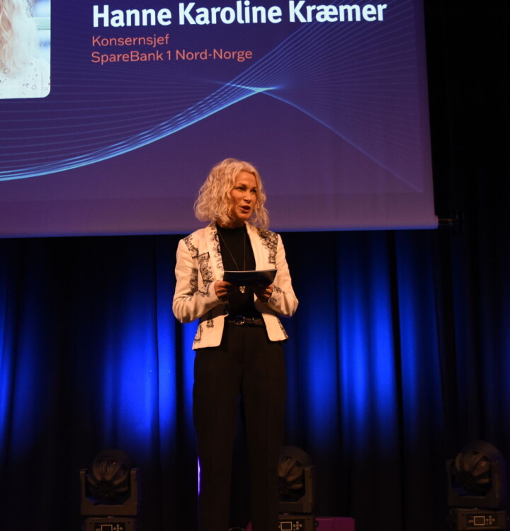 Hanne Karoline Kræmer på scenen under Sparebankdagene i Tromsø.