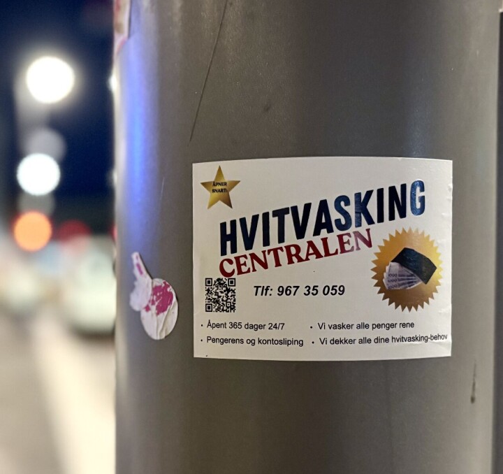 Disse klistremerkene fra 'Hvitvasking Centralen' har dukket opp rundt omkring i Oslo de siste månedene.